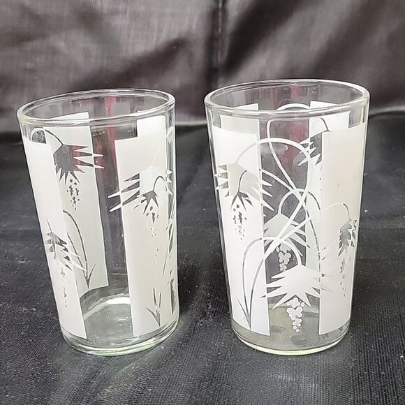 Assortment of 4 small glasses and a pitcher - Picture 5 of 9